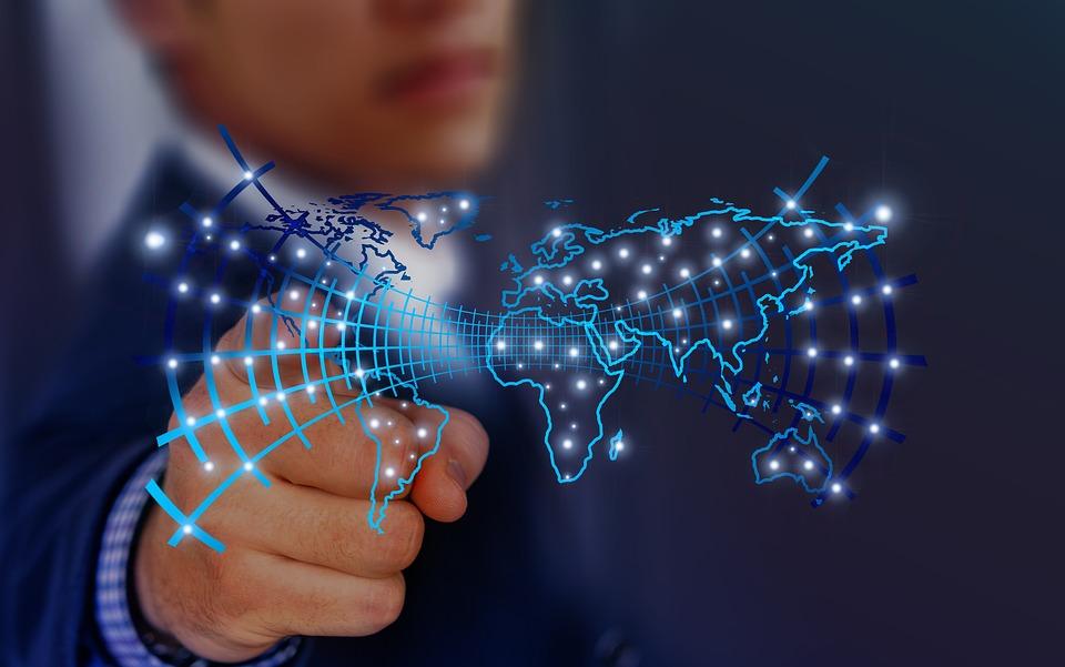 新同学是“机器人”！广东中小学开学首日花式“整活”