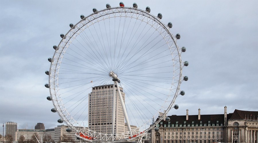 A股午评 | 创业板指半日涨0.91% 沪指挑战前高 银行、券商等金融板块表现强劲